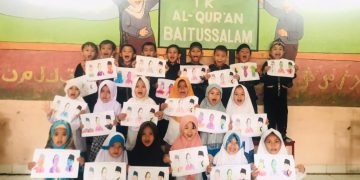 TK.Al-Qur'an/PaudQu Baitussalam Foto Bersama Hasil Menggambarnya