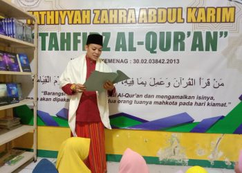 Santri Pesantren Tahfidz Al-Qur’an Fathiyyah Zahra Abdul Karim Terima Buku Laporan Prestasi Santri