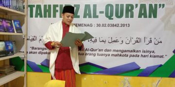 Santri Pesantren Tahfidz Al-Qur’an Fathiyyah Zahra Abdul Karim Terima Buku Laporan Prestasi Santri