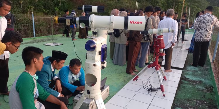 Tim DHR Kabupaten Sukabumi Laksanakan Rukyatul Hilal Awal Jumadil Akhir 1443 H.