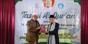 Abuya KH. Onen Qurnaen, S.Pd.I. Membuka Kegiatan Tasmi Al-Qur’an PaudQu/TK. Al-Qur’an/ MDT/ MI Baitussalam
