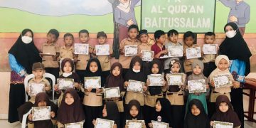 Siswa PAUDQu Baitussalam Buat Kolase Kapas pada Gambar Domba