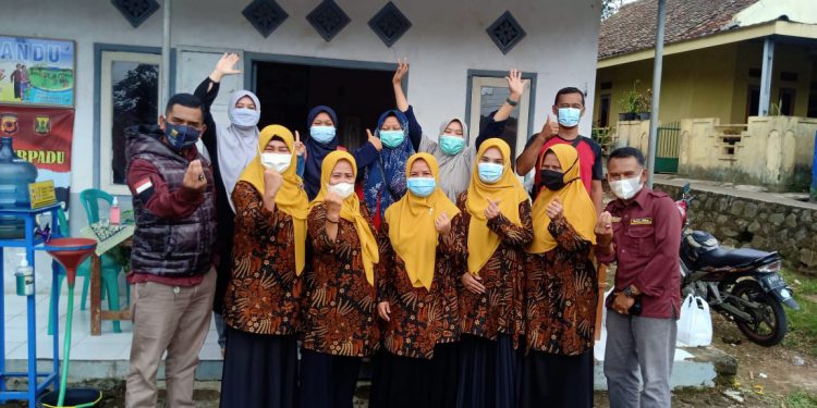 Warga RW. 06 Desa Cibatu antusias ikuti vaksin COVID-19
