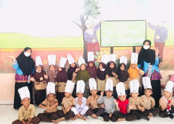 Siswa PaudQu Baitussalam Buat Topi Koki