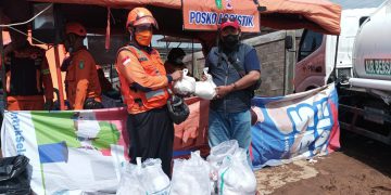 PWI dan IKWI Kota Sukabumi Salurkan Bantuan Korban Bencana Banjir