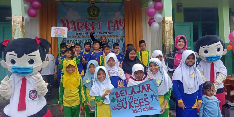 MI Nurul Falah Cijambe Gelar Market Day Selama Tiga Hari