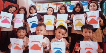 Siswa PaudQu Baitussalam Kelas A Buat Kreasi Melipat Origami Membentuk Telepon