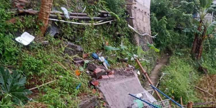 Akibat Longsor Dinding Rumah Warga Pabuaran Ambruk