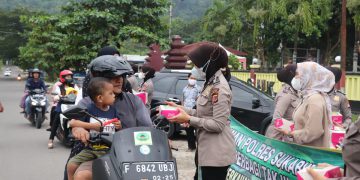 Berkah Ramadhan, Polwan Polres Sukabumi Berbagi Takjil