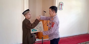 Kapolsek Gunungpuyuh Berbagi Bingkisan dengan Imam Masjid