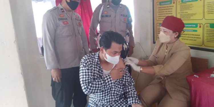 Percepat Capaian, Polsek Kebonpedes Gelar Vaksin di Dua Lokasi