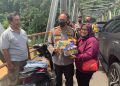 Kapolda Beri Bingkisan Warga di Jembatan Cikaso Sukabumi