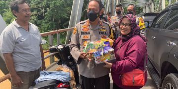 Kapolda Beri Bingkisan Warga di Jembatan Cikaso Sukabumi