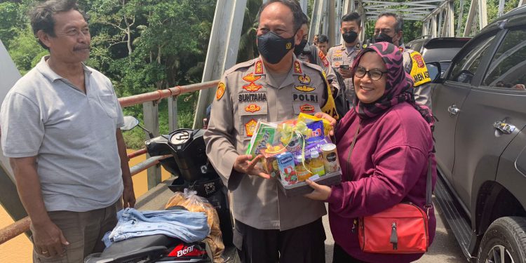 Kapolda Beri Bingkisan Warga di Jembatan Cikaso Sukabumi