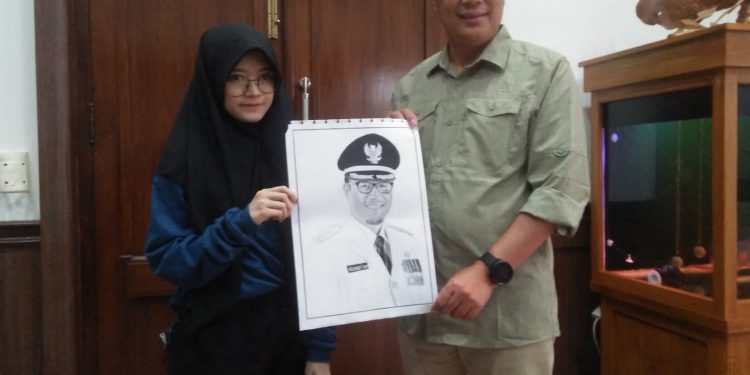 Pelukis Remaja Asal Jampang Tengah Bikin Kagum Walikota Sukabumi