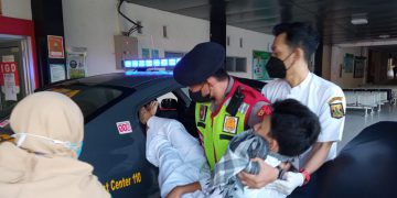 Remaja Pingsan saat Pelaksanaan Shalat Idul Fitri di Alun-alun Palabuhanratu