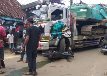 Truk Towing Lindas Dua Sepeda Motor Wisatawan di Jalur Ujunggenteng