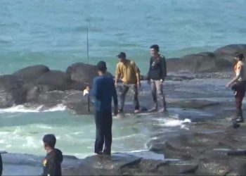 Dua Selamat Satu Hilang, Tiga Remaja Bogor Terseret Ombak Karanghawu