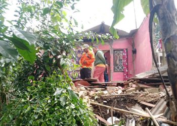 Bencana Angin Kencang Rusak Rumah Warga di Parungkuda