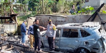 Kebakaran Hanguskan Rumah dan Kendaraan di Sukalarang