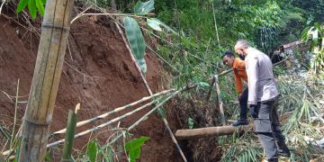 Petugas Tinjau Lokasi Longsor di Kecamatan Caringin