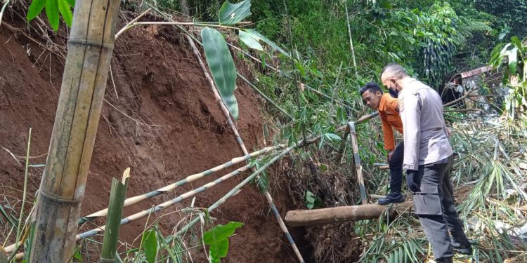 Petugas Tinjau Lokasi Longsor di Kecamatan Caringin