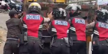 Ini Aksi Polisi dengan Spontan saat Truk Mogok