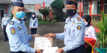 Kalapas Warungkiara Beri Penghargaan dan Reward Pegawai Terbaik