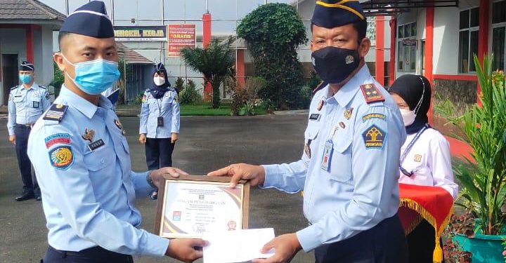 Kalapas Warungkiara Beri Penghargaan dan Reward Pegawai Terbaik
