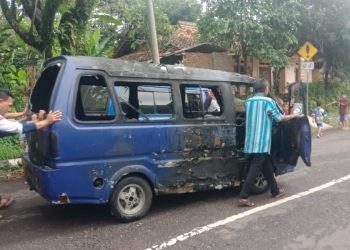 Mobil Angkot Terbakar Hebat di Cikundul Lembursitu