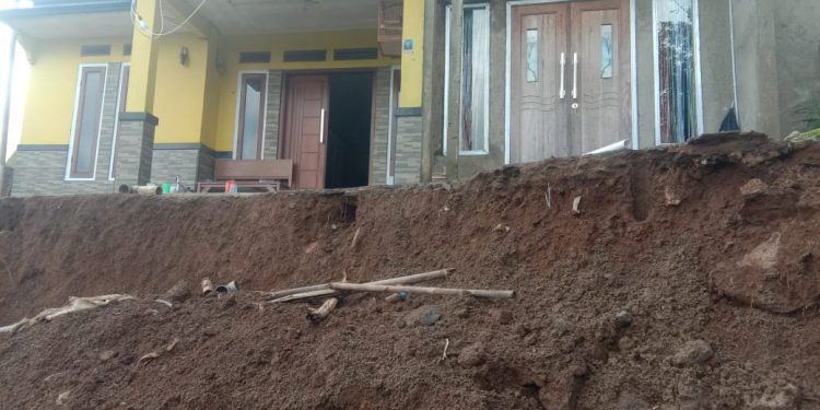 Bencana Longsor Ancam Rumah Warga Kadudampit