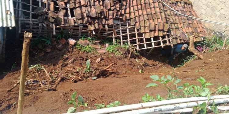 Tebing Longsor Timpa Rumah Warga Ciambar