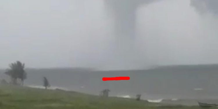 Heboh! Angin Puting Beliung Dipesisir Pantai Loji Sukabumi