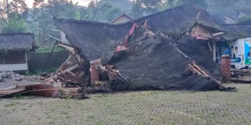 Diterjang Angin dan Hujan Deras Bangunan Pentas Seni Kasepuhan Cipta Mulya Ambruk