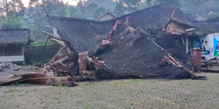 Diterjang Angin dan Hujan Deras Bangunan Pentas Seni Kasepuhan Cipta Mulya Ambruk