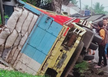 Truk Terguling Hindari Anak Sekolah di Bantargadung