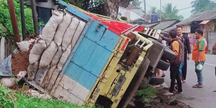Truk Terguling Hindari Anak Sekolah di Bantargadung