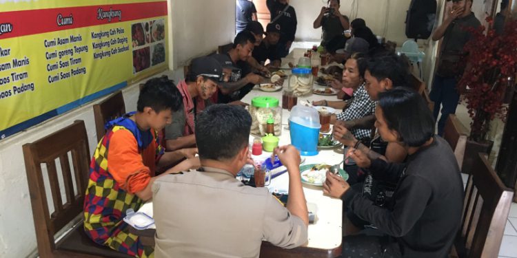 Kapolres Sukabumi Ajak Makan Anak Punk Jalanan di Palabuhanratu