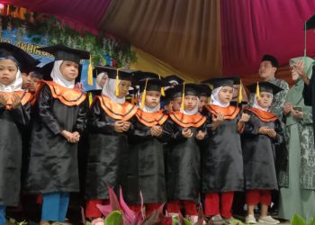 Siswa Paud Melati Bojonggenteng di Wisuda