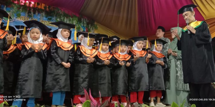 Siswa Paud Melati Bojonggenteng di Wisuda