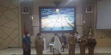 Penghargaan Bupati Sukabumi Atas Prestasi Juara Umum Pentas PAI SD Tingkat Jawa Barat