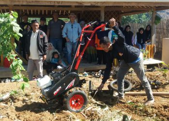 Ketua Komisi IV DPRD Kab Sukabumi Serahkan Kultivator untuk KWT Sawargi Girijaya