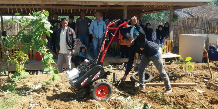 Ketua Komisi IV DPRD Kab Sukabumi Serahkan Kultivator untuk KWT Sawargi Girijaya