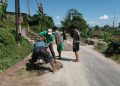 Aksi Sosial Warga Girijaya Tambal Jalan Berlubang di Ruas Cireundeu-Karangtengah