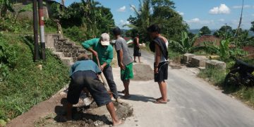 Aksi Sosial Warga Girijaya Tambal Jalan Berlubang di Ruas Cireundeu-Karangtengah
