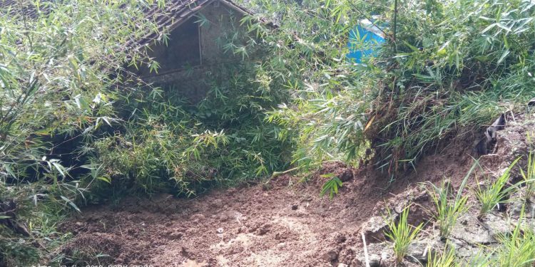 Longsor Gerus Satu Rumah dan Jalan Lingkungan Serta Bendungan Irigasi di Cijuray Gegerbitung
