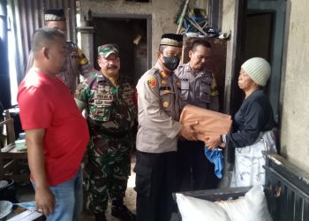 Kapolsek Berikan Bantuan Kepada Keluarga Almarhum Kakek Omay dan Fadlan