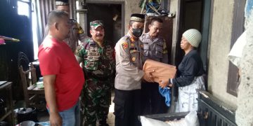 Kapolsek Berikan Bantuan Kepada Keluarga Almarhum Kakek Omay dan Fadlan