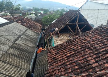 Angin Kencang Rusak Tiga Rumah di Cibadak Sukabumi