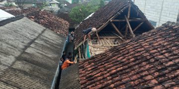 Angin Kencang Rusak Tiga Rumah di Cibadak Sukabumi